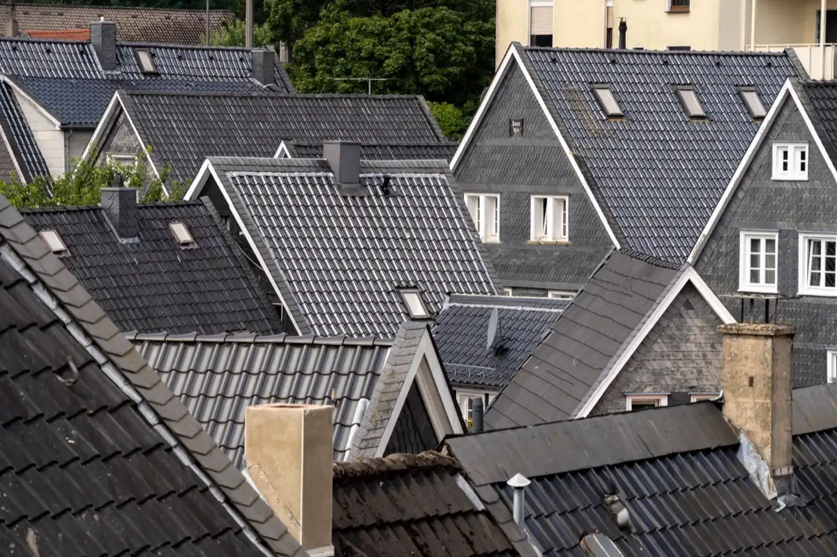 Steep roof eaves and gutter lines on houses in West Palm Beach, FL